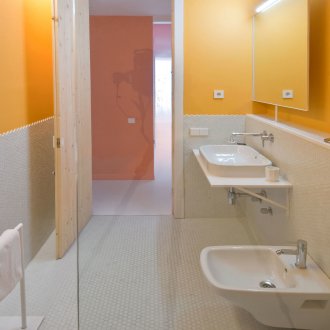 Оранжева и бяла стена в банята