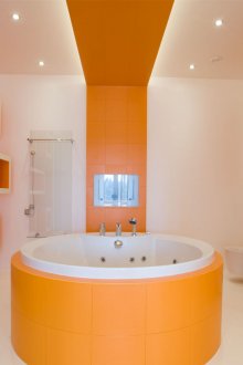 Кръгла бяла и оранжева баня