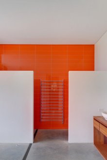 Оранжева стена в банята