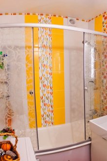 Оранжеви вертикални ивици в банята