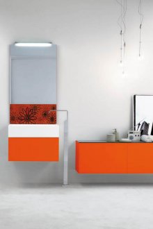 Оранжеви и многоцветни фасади от мебели в банята