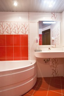 Оранжев под в интериора на банята