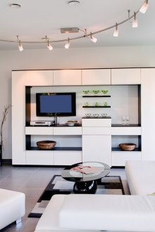 Черно-бели мебели в удобна високотехнологична всекидневна