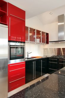 Червен и черен хай-тек кухненски комплект