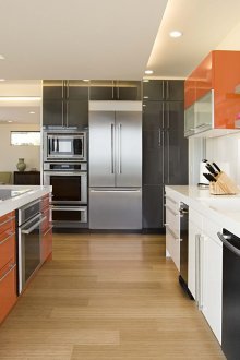 Оранжеви високотехнологични кухненски акценти