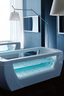 Необичаен високотехнологичен дизайн на баня