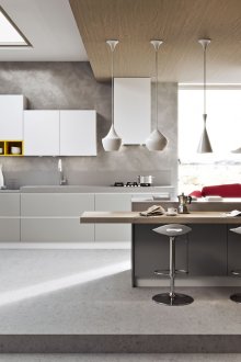 Бяла и сива кухня с жълти акценти