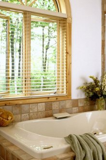 Кафяви мебели за баня в стил Прованс