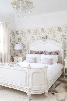 Бели мебели за спалня в стил Прованс