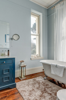 Смарагдов шкаф за умивалник във вана в стил Прованс