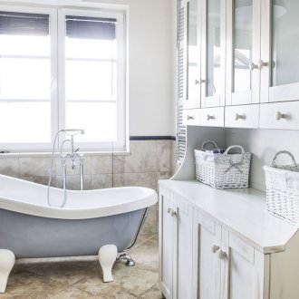 Бял шкаф за баня в стил Прованс