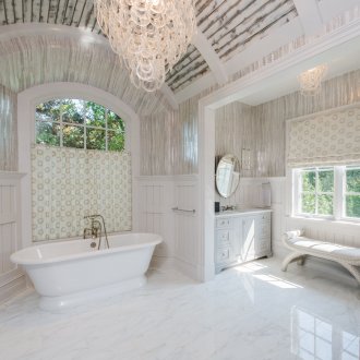 Бял скрин и пейка в банята в стил Прованс