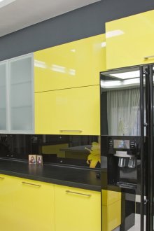 Стилен черен и жълт комплект в кухнята