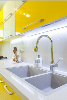 Жълта лъскава фасада на кухнята