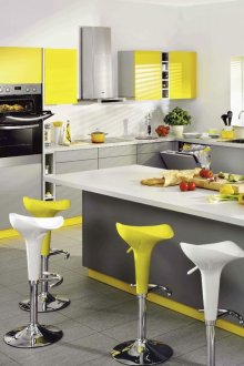 Жълти акценти в сиво-бяла кухня