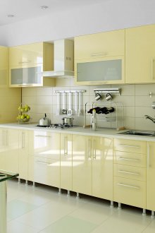 Пастелно жълта кухня