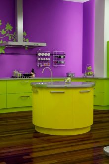 Кръгъл жълт остров в кухнята