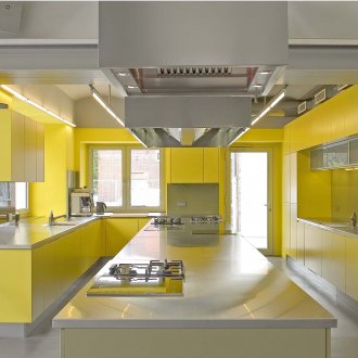 Сива и жълта голяма кухня