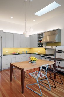 Кафяв под и кухненска маса с жълта престилка