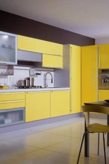Ъглова жълта кухня