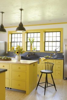 Черен плот на жълтите слушалки