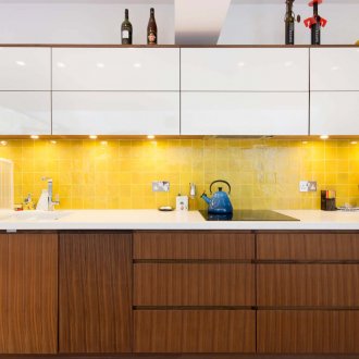 Кафяво и бяло кухненски комплект с жълта престилка