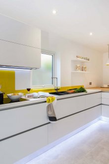 Бяла и жълта престилка в кухнята