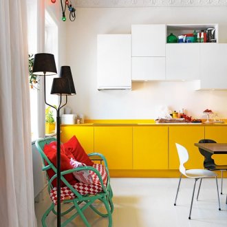 Зелен диван в бяла и жълта кухня