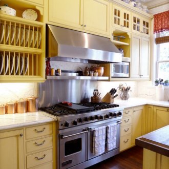 Пастелно жълта кухня