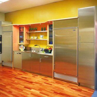 Жълта стена в кухнята