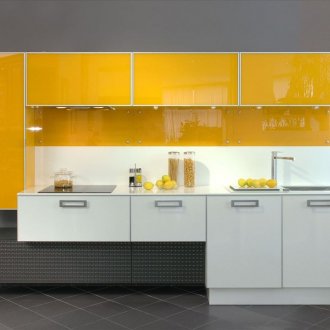 Черни, жълти и бели цветове във фасадата на кухненския комплект