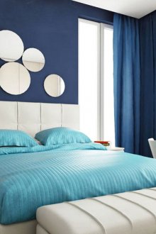 Tempat tidur biru di bilik tidur