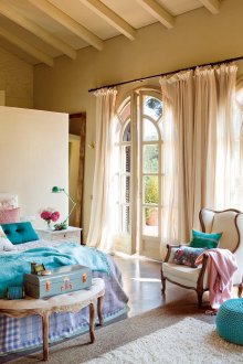 Aksen biru terang di dalam bilik tidur