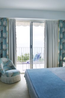 Perabot biru dan tekstil di dalam bilik tidur