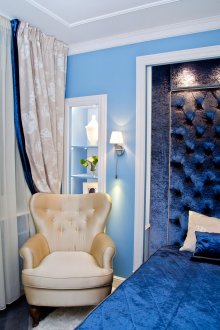 Dinding biru di dalam bilik tidur