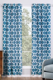 Tirai biru di dalam bilik tidur