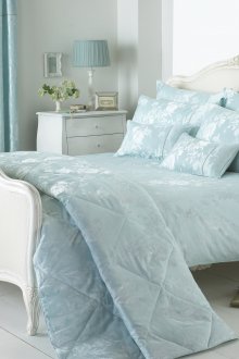 Bahagian dalaman bilik tidur biru dan putih