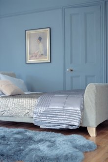 Katil kelabu di dalam bilik tidur perang dan biru