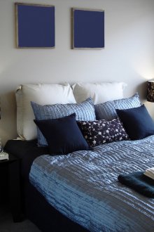 Tekstil biru di dalam bilik tidur