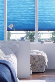 Blue tirai di bilik tidur