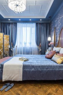 Aksen biru gelap di dalam bilik tidur