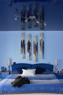 Dinding biru dan biru di dalam bilik tidur