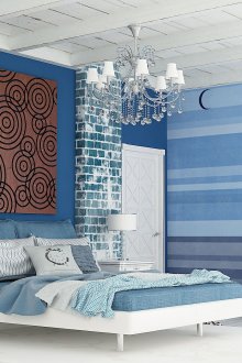 Tembok biru berjalur di dalam bilik tidur