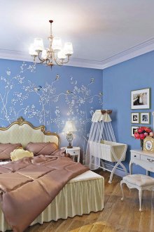 Dinding biru dan corak di dalam bilik tidur