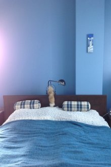 Dinding biru dan tekstil biru di dalam bilik tidur