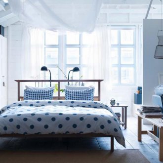 Aksen biru di ruang tamu bilik tidur