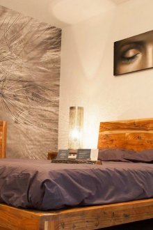 Черен и бял стенопис с глухарче в спалнята