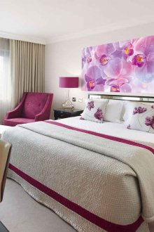 Стенопис с орхидеи в спалнята