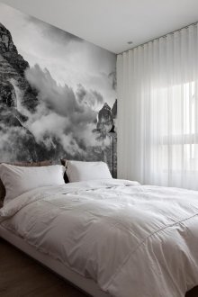 Черно-бели фототапети с гледка към планината в спалнята