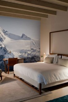 Стенопис с планини в спалнята